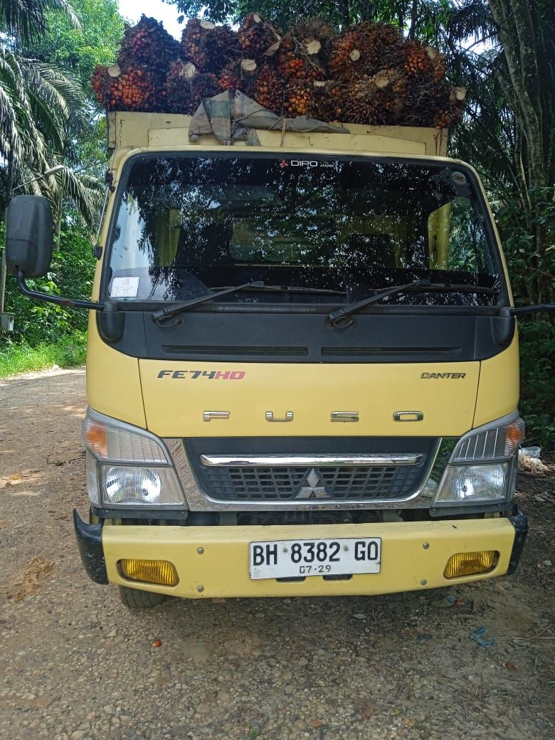 Truk pengangkut TBS milik CV Aruni Agro Lestari dengan muatan penuh